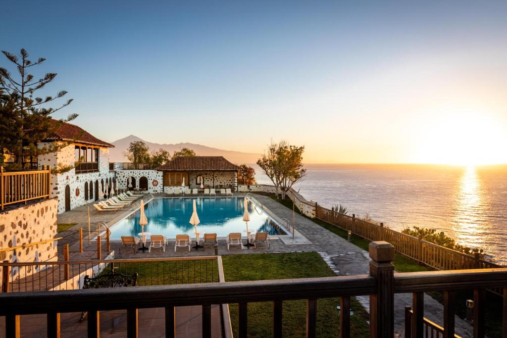 uma vista para uma piscina e para o oceano em Parador de La Gomera em San Sebastián de la Gomera