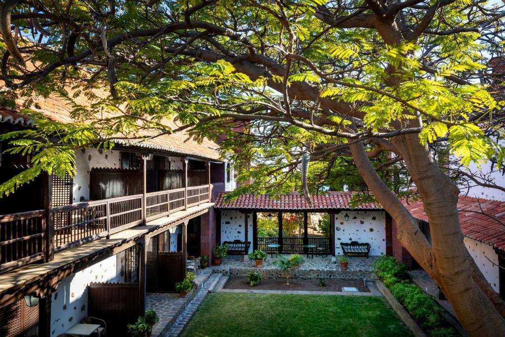 a view of the courtyard of a building at Parador de La Gomera in San Sebastián de la Gomera