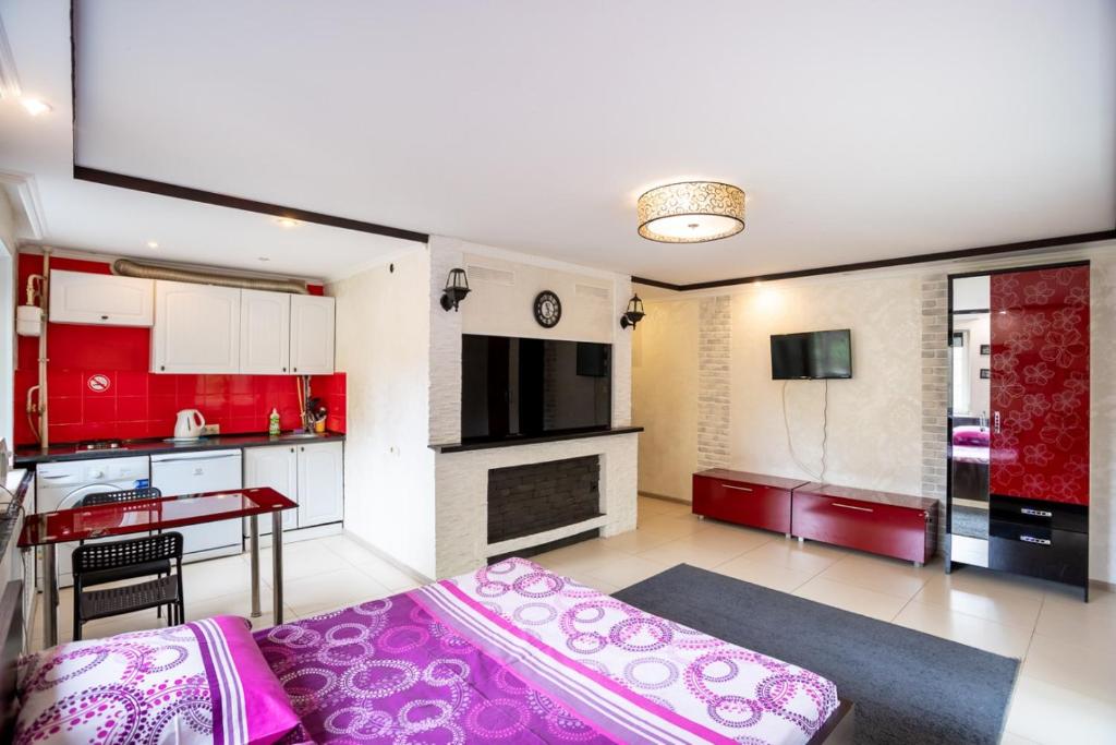 une cuisine et un salon en rouge et blanc dans l'établissement Studio - Koshevogo Street, à Mykolaïv