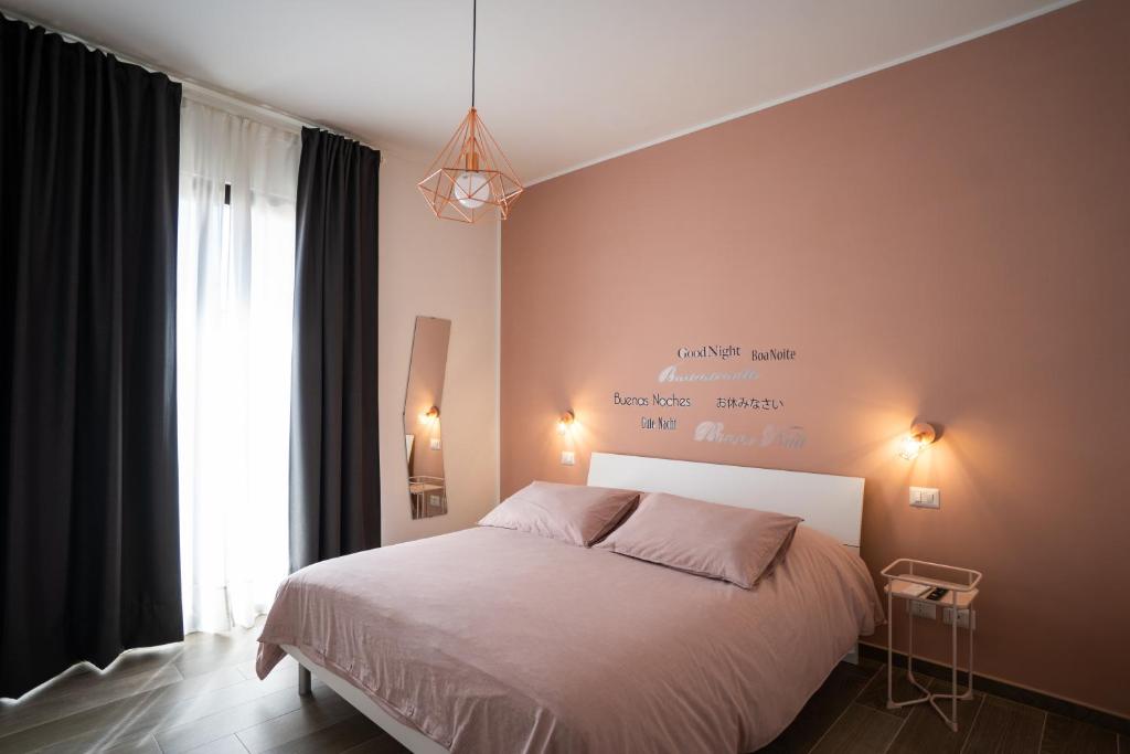 ein Schlafzimmer mit einem Bett und einem großen Fenster in der Unterkunft Casa Gnoni - B&B in Valenzano
