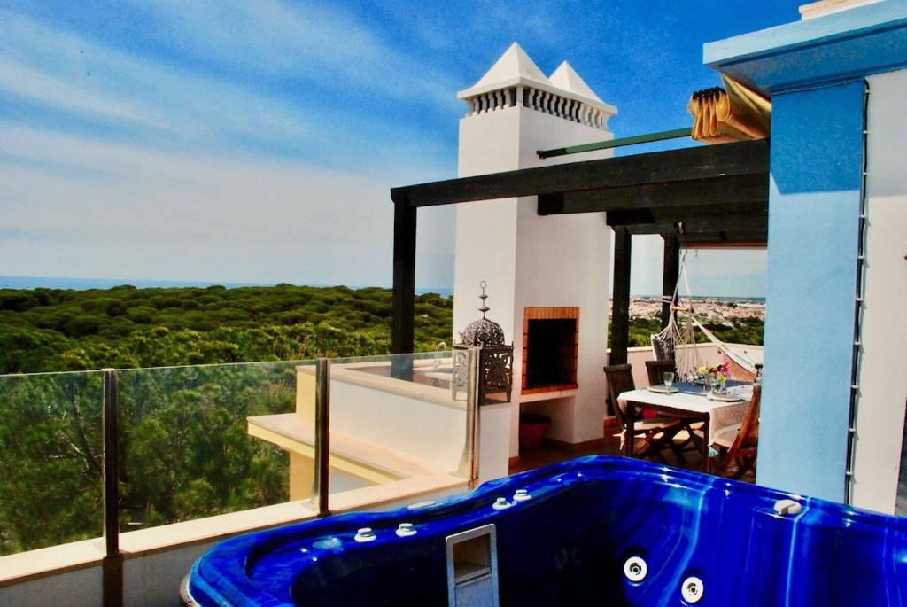 una bañera azul en el balcón de una casa en Casa na Praia Verde, en Praia Verde