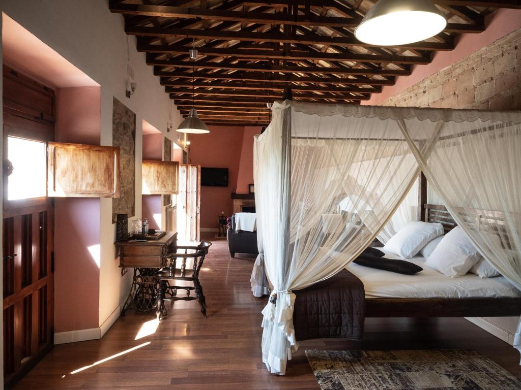 1 dormitorio con 1 cama con mosquitera en Molino La Nava, en Montoro