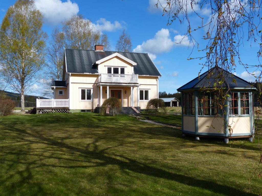 Casa blanca grande con cenador en Ferienhaus Björkebo, en Stöllet