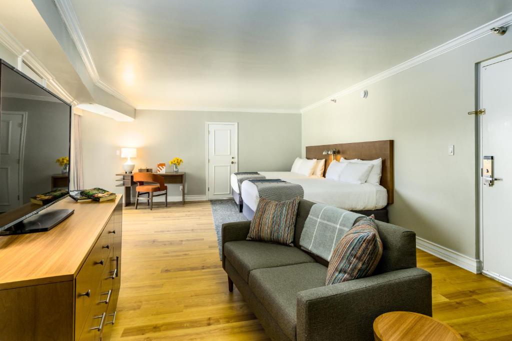 Town and Country San Diego - Trendy 2 Queen Jr . Suite
