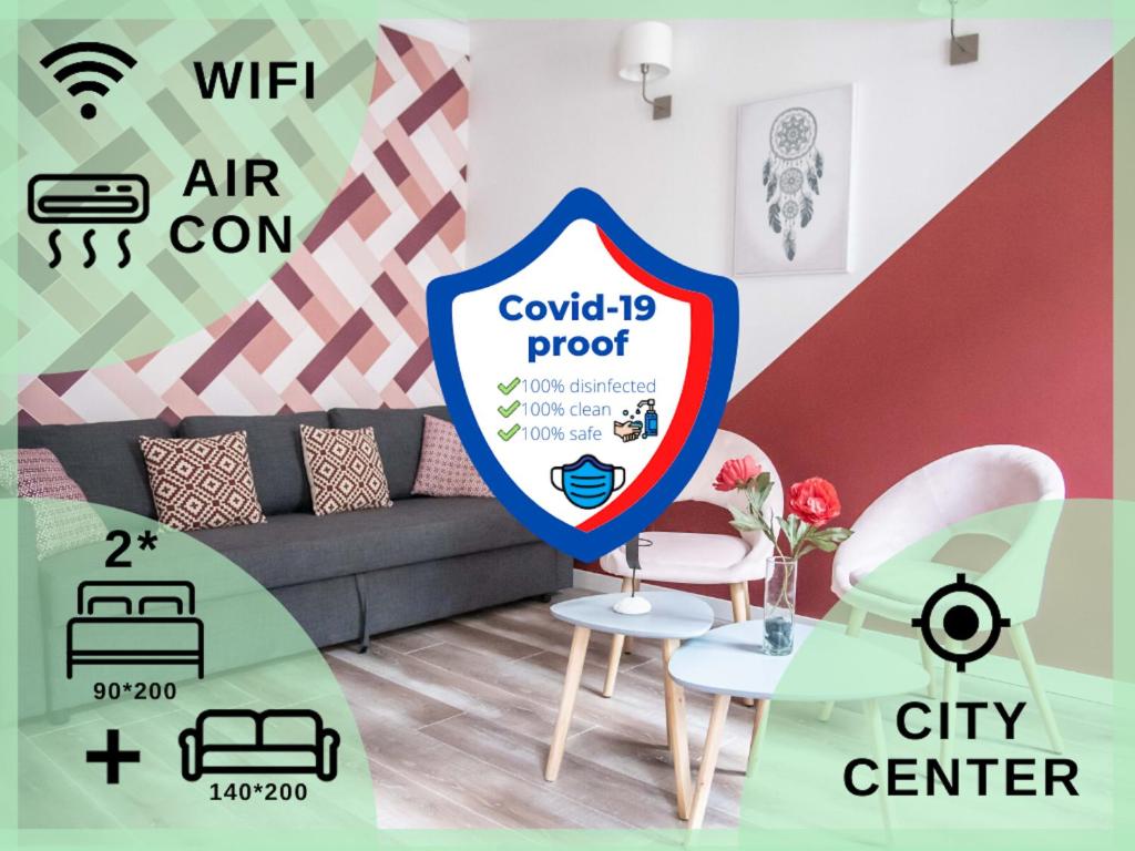 Cette chambre comprend un canapé, une table et des chaises. dans l'établissement LE PETIT AVIGNONNAIS - APHRODITE - INTRAMUROS - CENTER -, à Avignon