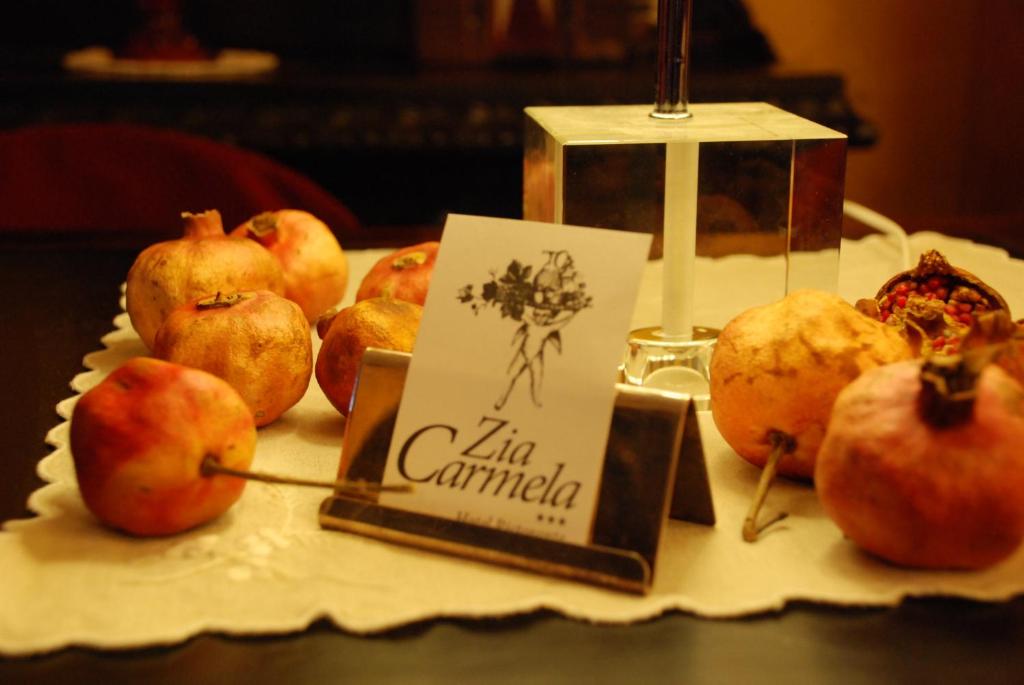 a table with apples and a sign on top of it at Zia Carmela in Montella