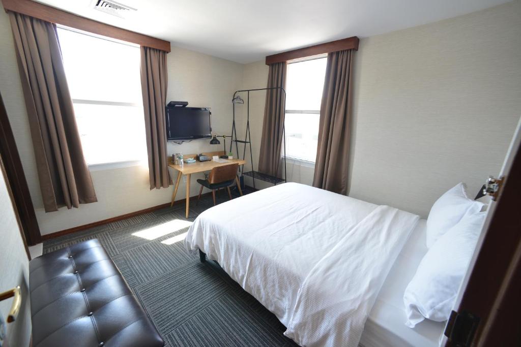 Televízia a/alebo spoločenská miestnosť v ubytovaní Hotel Mimosa