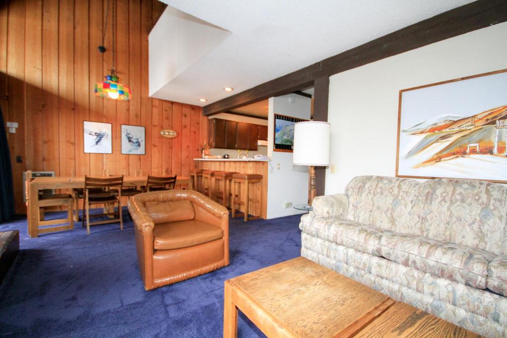Mammoth Ski & Racquet Club #129 في بحيرات ماموث: غرفة معيشة مع أريكة وطاولة