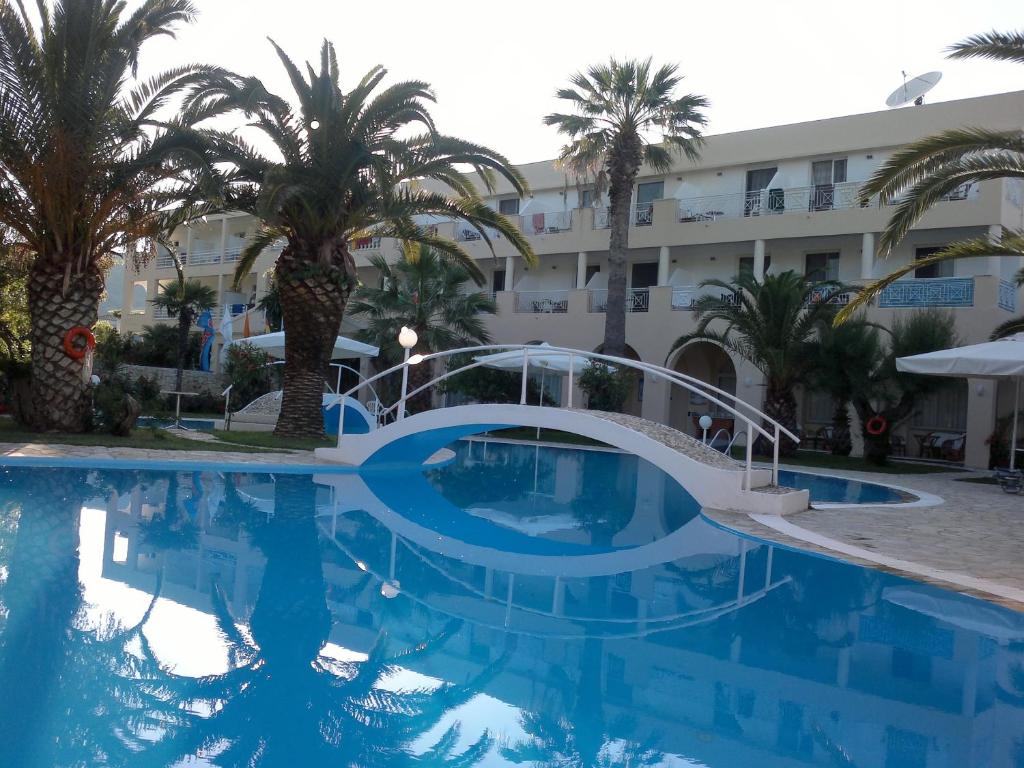 Bazén v ubytování Three Stars Beach Hotel nebo v jeho okolí