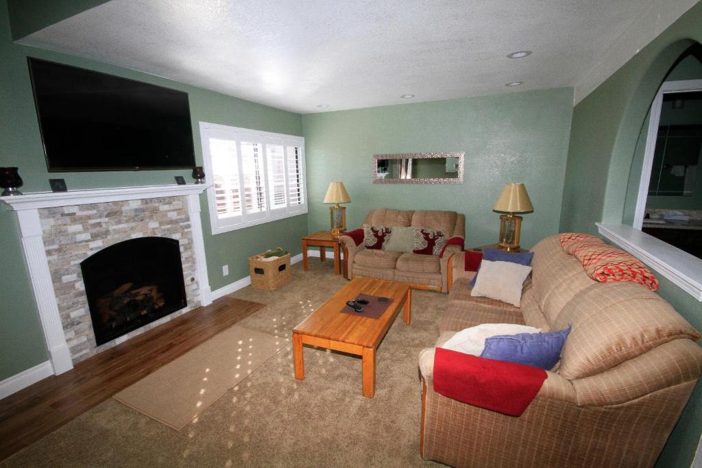 a living room with a couch and a fireplace at Mammoth Ski & Racquet Club #66 in Mammoth Lakes