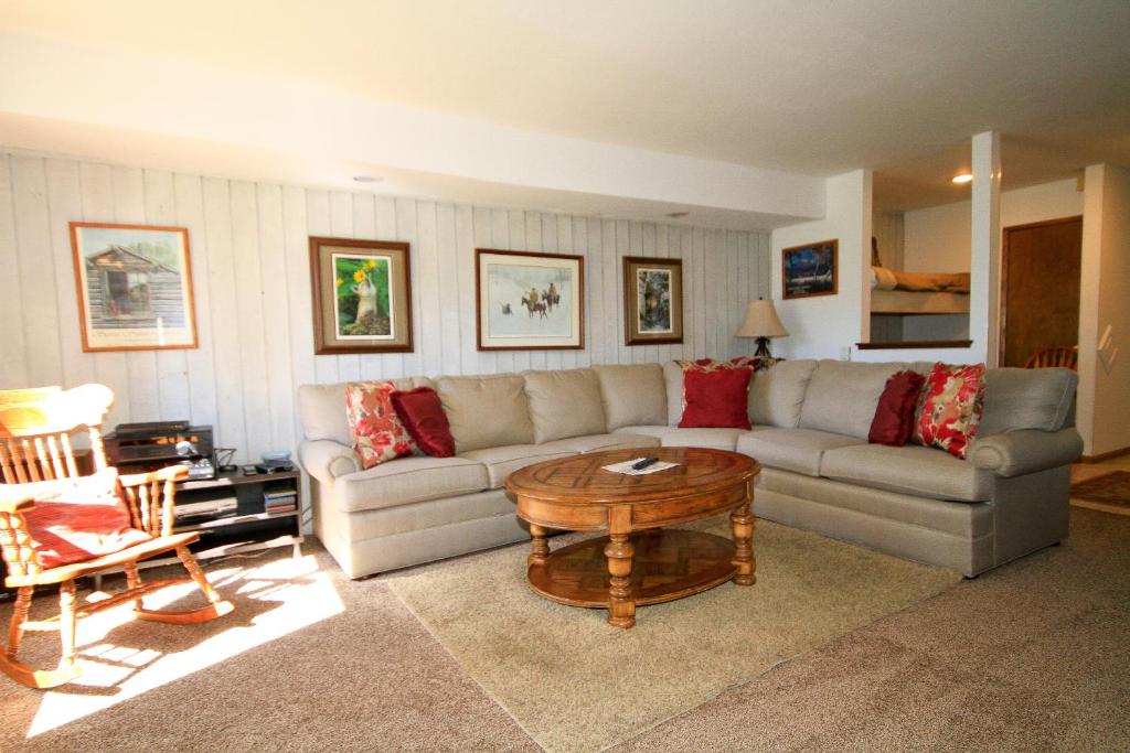 una sala de estar con un sofá y una mesa en Discovery 4 #113, en Mammoth Lakes
