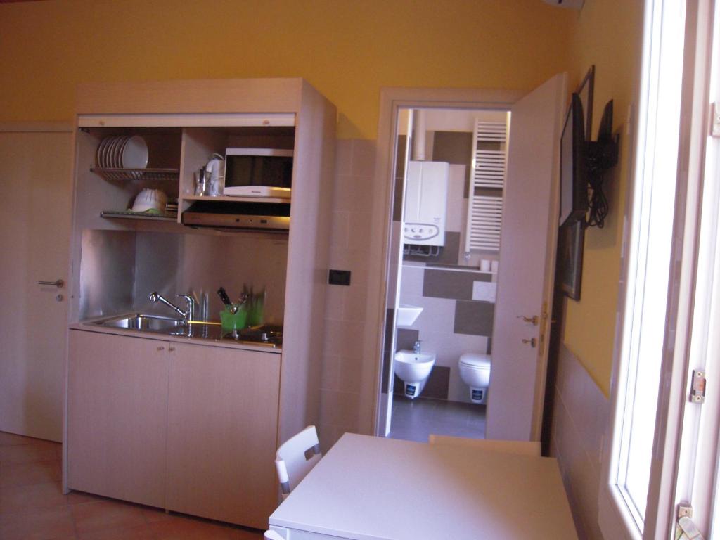 una pequeña cocina con lavabo y aseo en Studio Asiago, en Bolonia