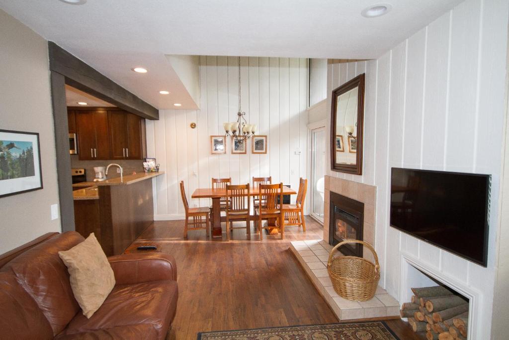 uma sala de estar com um sofá e uma lareira em Mammoth Ski & Racquet Club #38 - Pet Okay em Mammoth Lakes