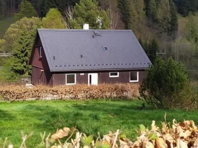 マラー・モラーヴカにあるApartmánový dům Malá Morávkaの畑の灰色の屋根の赤い家