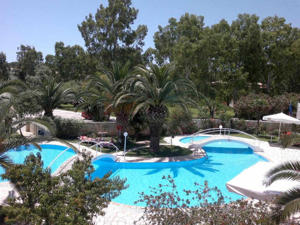 Bazén v ubytování Three Stars Beach Hotel nebo v jeho okolí