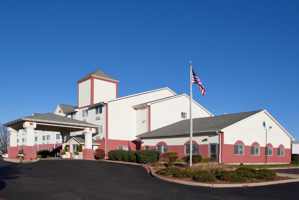 una iglesia con una bandera americana delante de ella en Holiday Inn Express Mt. Vernon, an IHG Hotel, en Mount Vernon