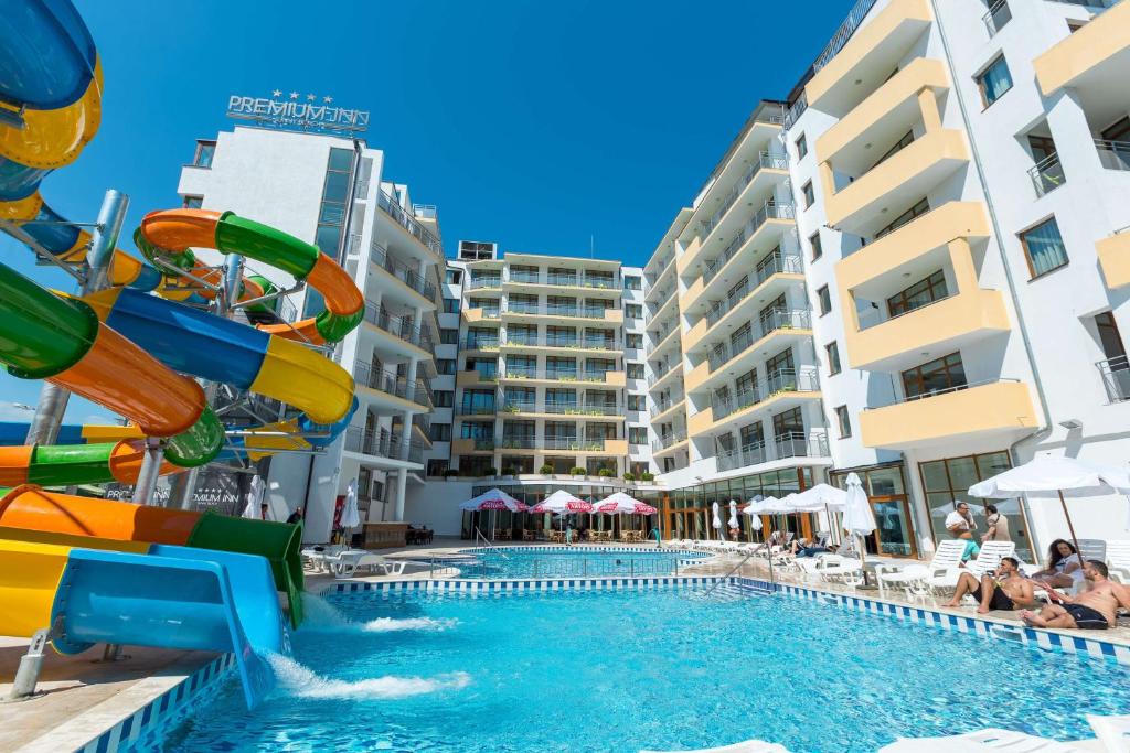 una piscina con un tobogán de agua en un complejo turístico en Best Western PLUS Premium Inn, en Sunny Beach