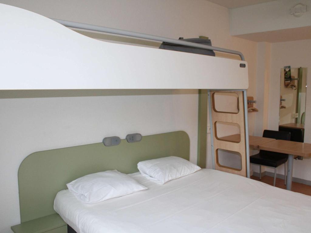 Postel nebo postele na pokoji v ubytování ibis budget Toulouse Aeroport