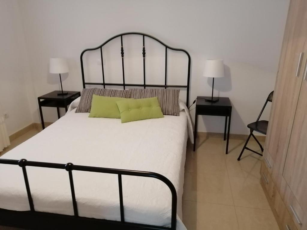 sypialnia z dużym łóżkiem i dwoma szafkami nocnymi w obiekcie Casa El tonelero con jardín y piscina privada w mieście Gáldar