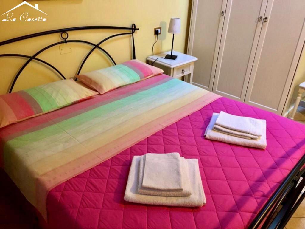 een bed met twee handdoeken bovenop bij La Casetta Di Atri in Atri