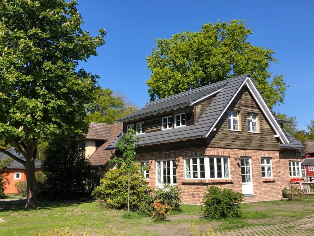 a brick house with a gambrel roof at Katjas Kate in Prerow