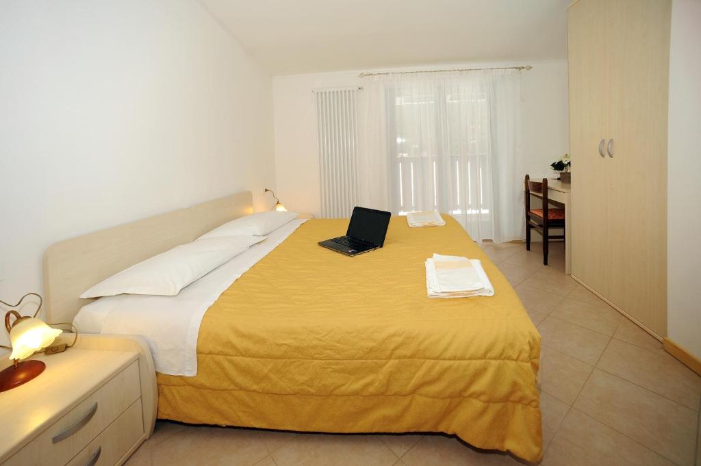 Postel nebo postele na pokoji v ubytování Hotel Bucaneve