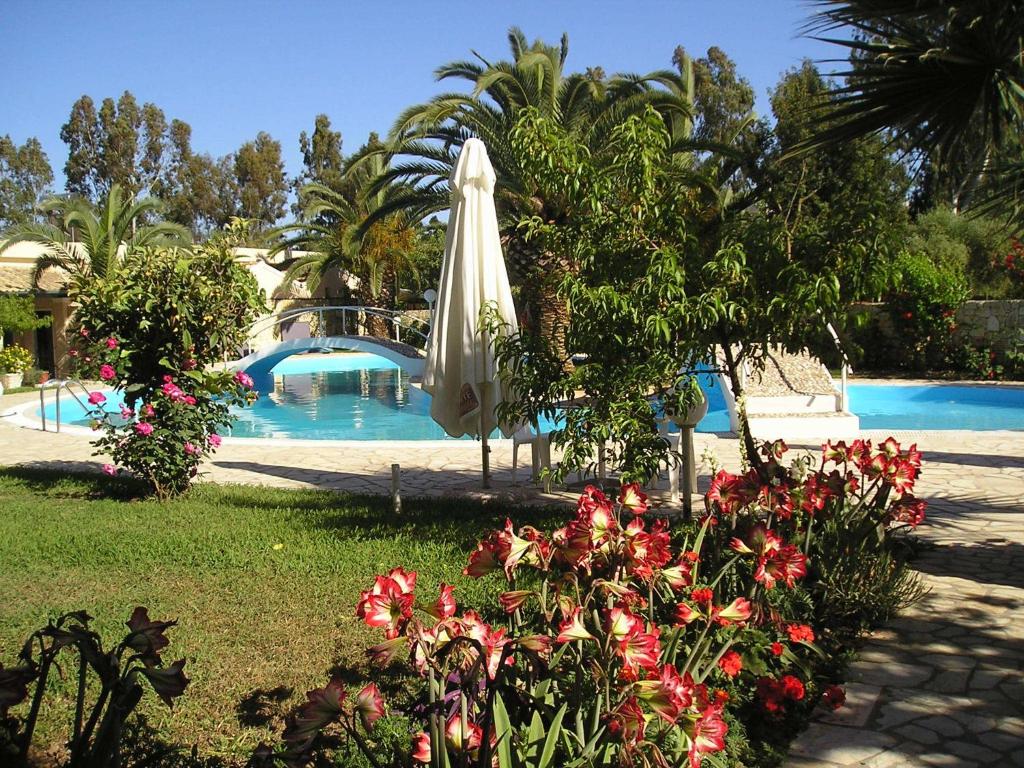 Bazén v ubytování Three Stars Beach Hotel nebo v jeho okolí