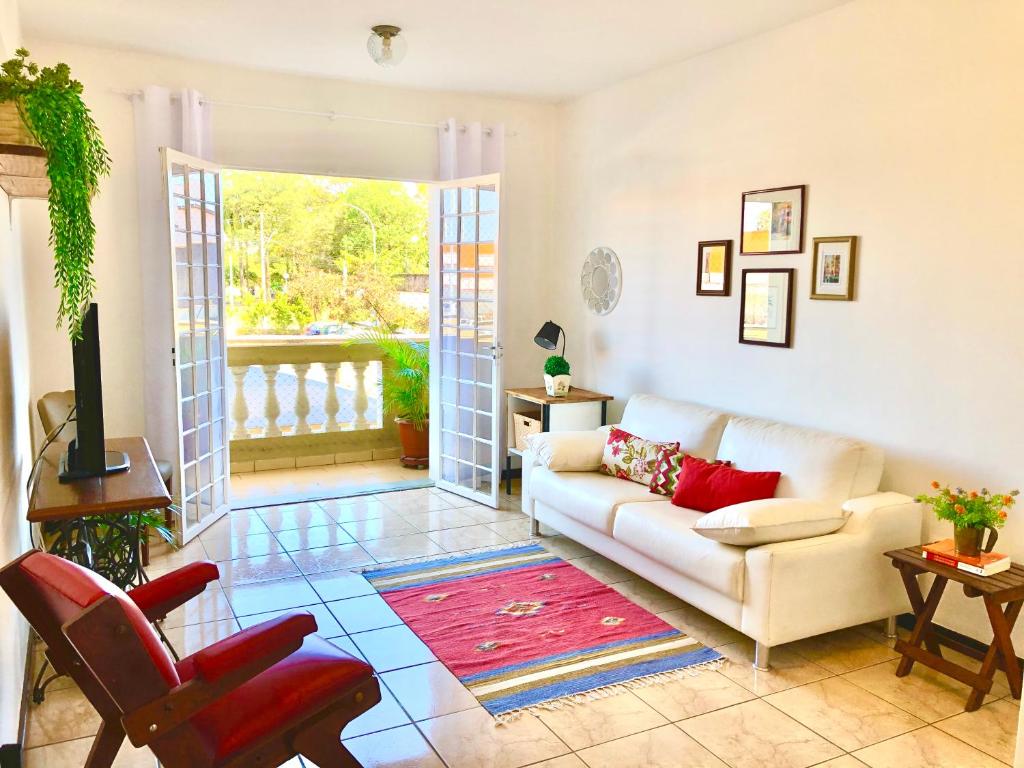 a living room with a couch and a table at Apartamento Grande - Privado - 3 quartos com 1 suíte in Piracicaba