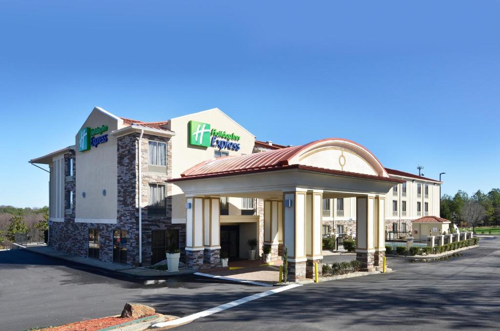 un hôtel avec un kiosque dans un parking dans l'établissement Holiday Inn Express Atlanta-Stone Mountain, an IHG Hotel, à Stone Mountain