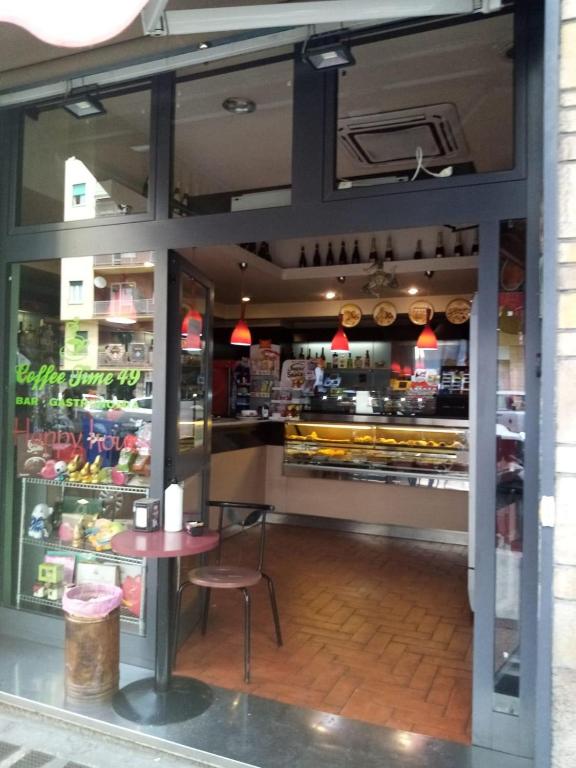 uma vitrine com uma mesa e um balcão em B&B Affaccio sul Vaticano em Roma