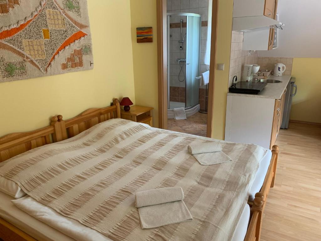 Łóżko lub łóżka w pokoju w obiekcie HolidaySport Haus