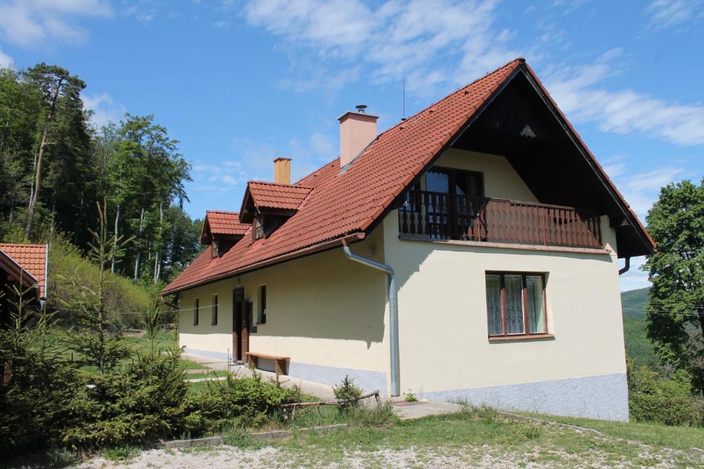 a small white house with a red roof at Chata pod lesom Nová Baňa in Nová Baňa