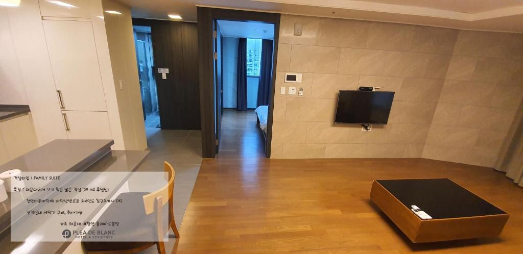 TV a/nebo společenská místnost v ubytování Plea De Blanc Hotel & Residence