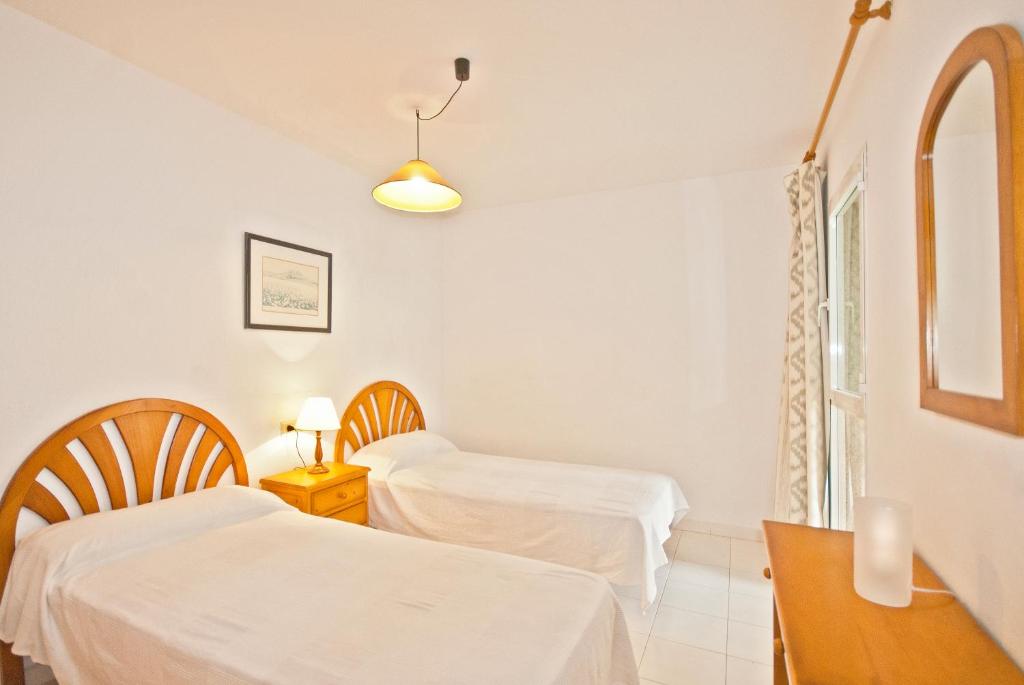 Posteľ alebo postele v izbe v ubytovaní Apartamentos Llevant