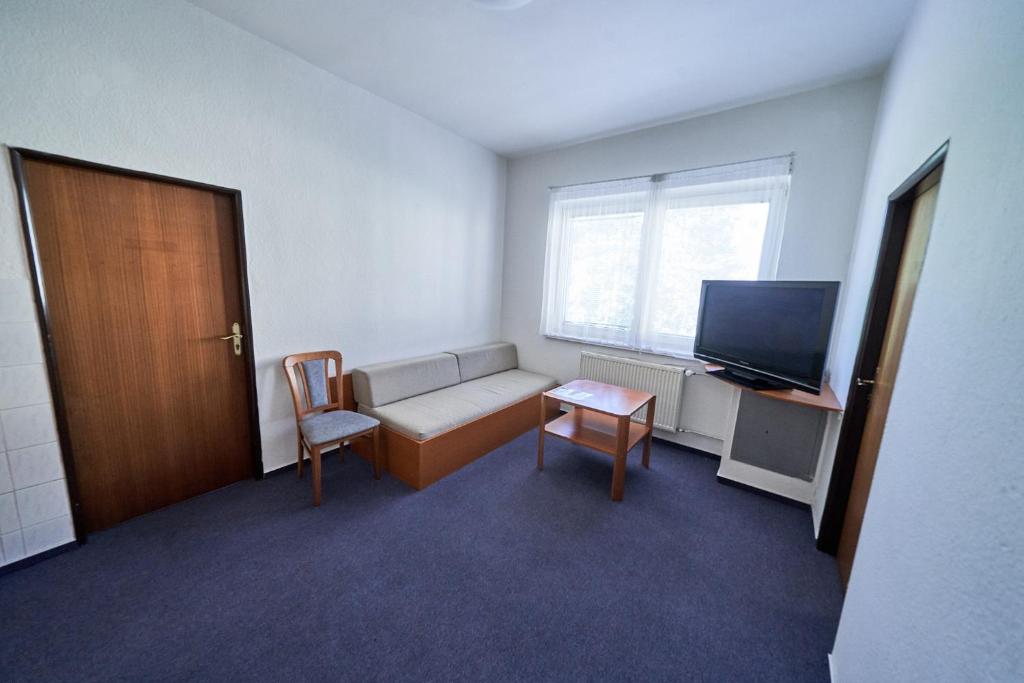 TV a/nebo společenská místnost v ubytování Hotel Astra