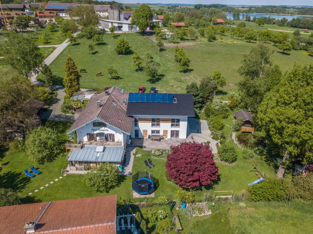 - une vue aérienne sur une maison avec une cour dans l'établissement Ferienwohnung Julia, à Taching am See