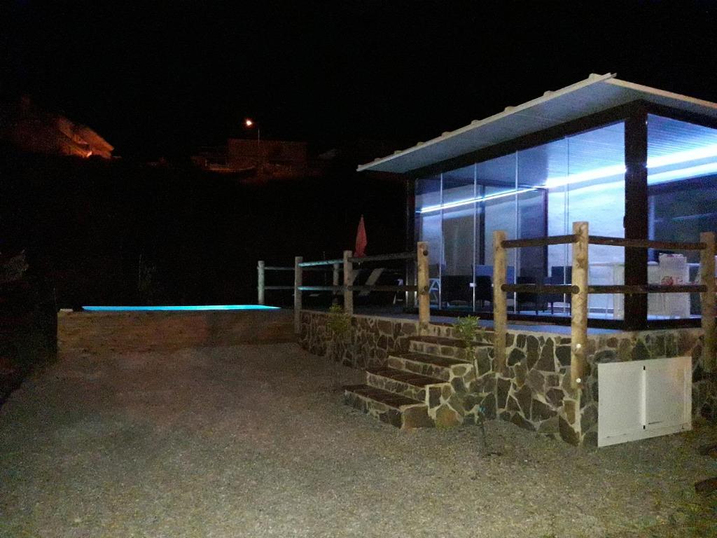 een klein gebouw met blauwe lichten in het donker bij Paraíso de Torrox Costa in Torrox Costa