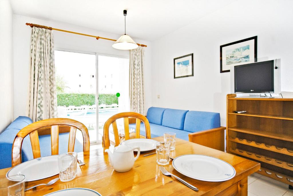 Televízia a/alebo spoločenská miestnosť v ubytovaní Apartamentos Llevant