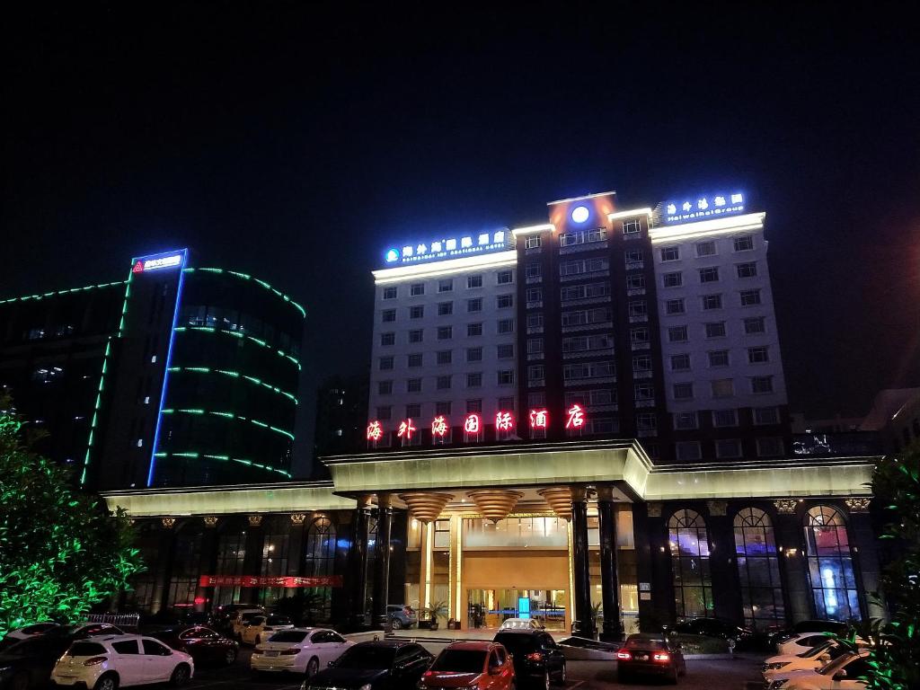 杭州的住宿－杭州海外海国际酒店，一座晚上有灯的建筑