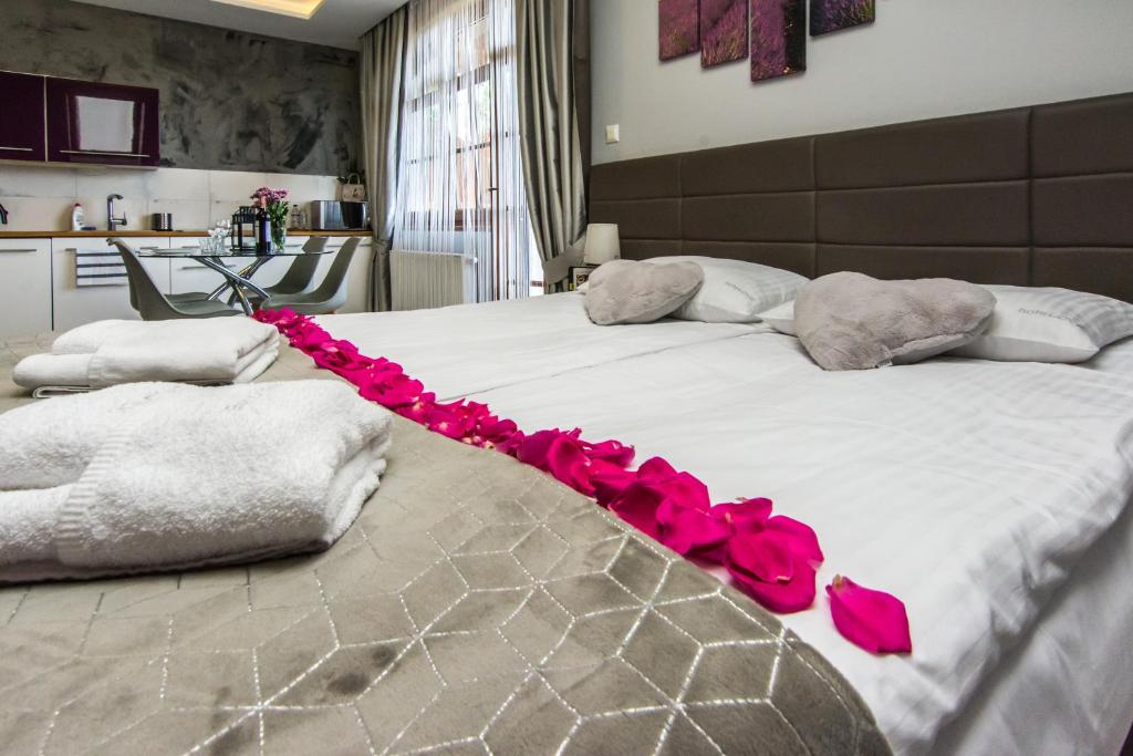 Posteľ alebo postele v izbe v ubytovaní Apartamenty hoteLOVE na Skale