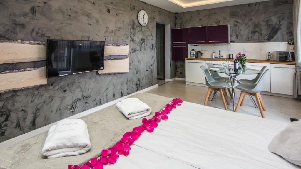- une chambre avec un grand lit orné de roses rouges dans l'établissement Apartamenty hoteLOVE na Skale, à Karpacz