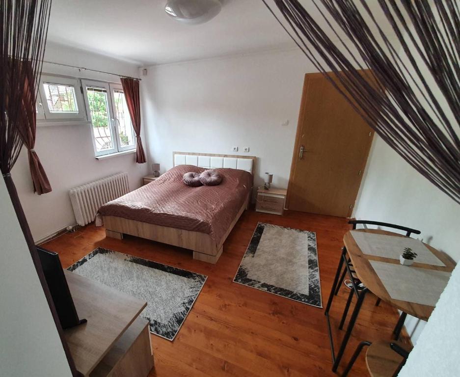 - une chambre avec un lit et 2 tapis dans l'établissement New apartment Old town with free parking, à Sarajevo