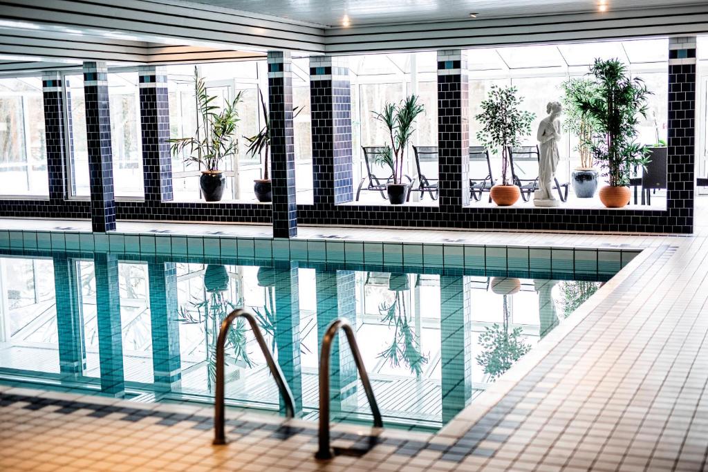 Bazén v ubytování Straand Hotel nebo v jeho okolí