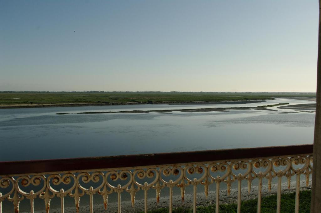 d'un balcon avec vue sur la rivière. dans l'établissement Vue exceptionnelle sur la Baie de Somme, à Saint-Valery-sur-Somme
