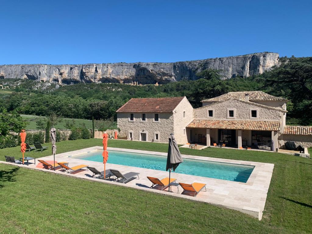 une villa avec une piscine et une maison dans l'établissement LE MAS AUX CEDRES - Teritoria, à Lioux