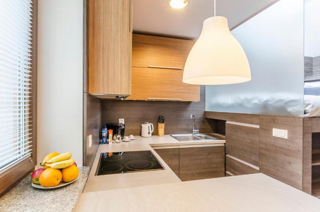 Kuchyňa alebo kuchynka v ubytovaní LupoApartments Kosynierów Klimatyzacja Dostęp na Kod