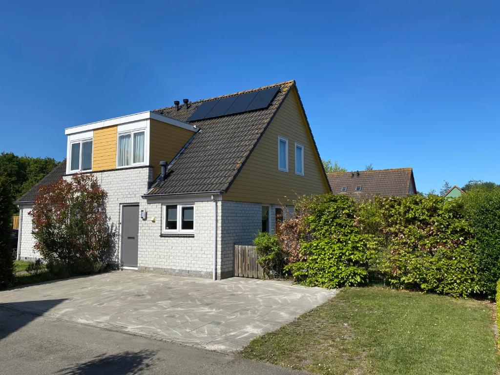 a house with solar panels on the roof at Oesterbaai 35 in Wemeldinge