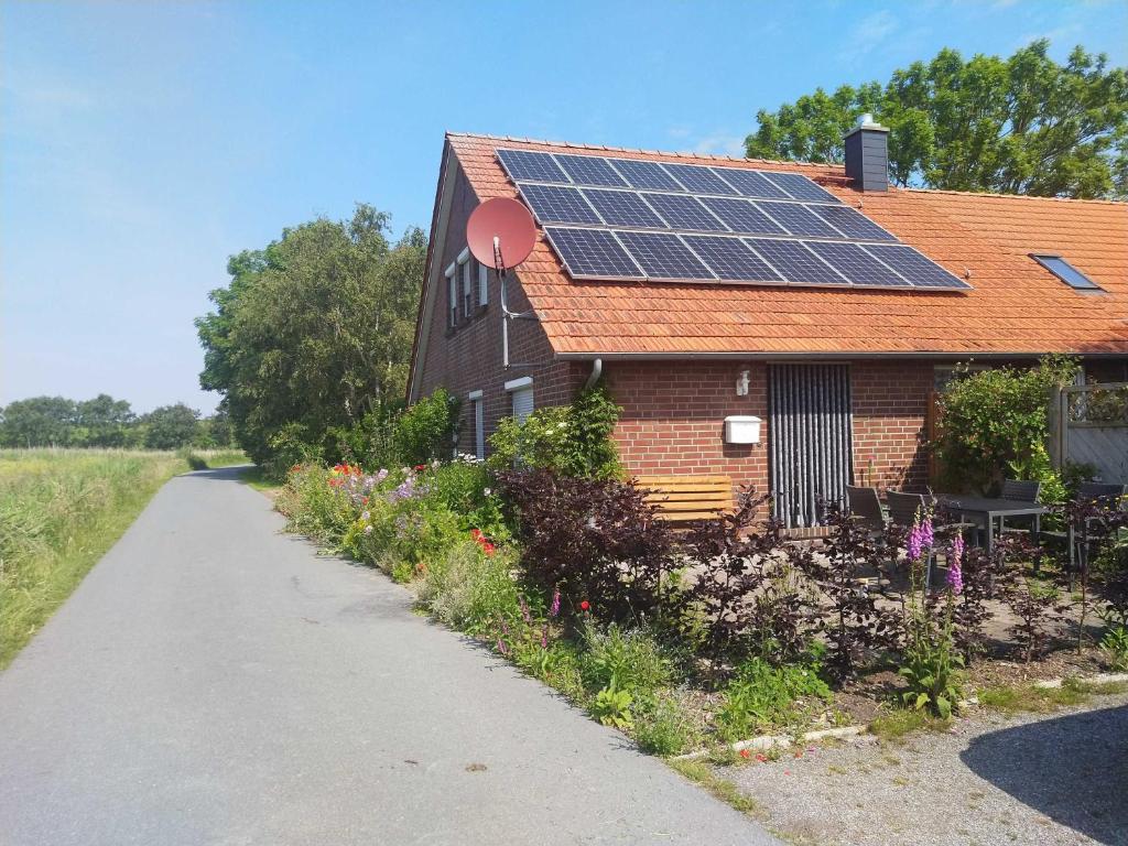 ベンサージールにあるFerienwohnung im Landhaus Bensersiの屋根に太陽光パネルを敷いた家
