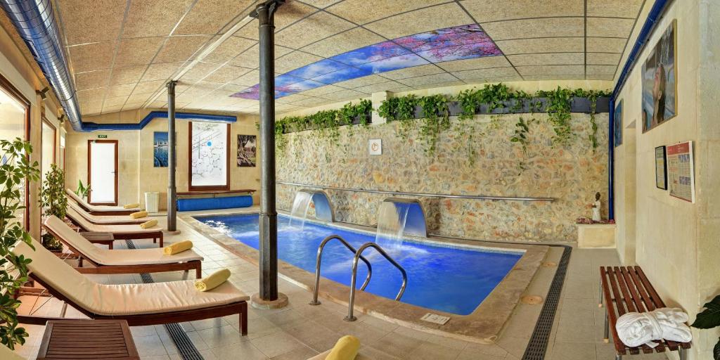Bazén v ubytování Monnaber Nou Finca Hotel & Spa nebo v jeho okolí
