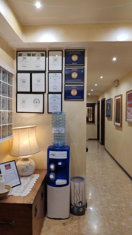 una habitación con una pared con certificados en la pared en Bed & Breakfast CENTRALE, en Bolonia